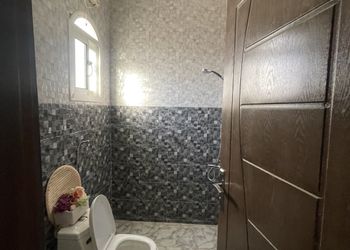 شقة بصالة جلوس وغرف نوم