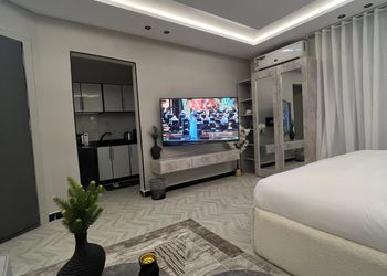 استديو هادئ بدخول ذاتي 
