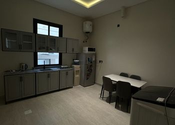 شقة بصالة وثلاث غرف نوم 