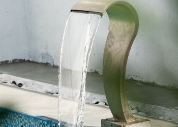 شاليه بمسطح اخضر وجلسة خارجية