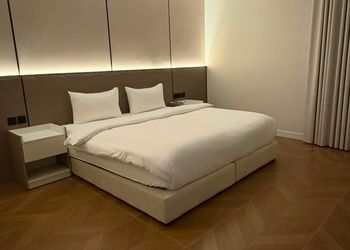 استديو بسرير ماستر وجلسة مريحة 