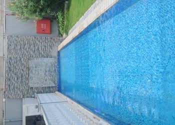 شاليه بمسطح اخضر والعاب اطفال