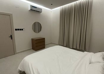 شقة بصالة مريحة وغرفتين نوم 