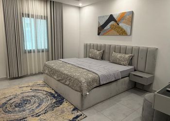 شقة بصالتين وثلاث غرف نوم 