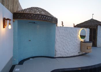شاليه بجلسة تطل على مسبح خارجي 