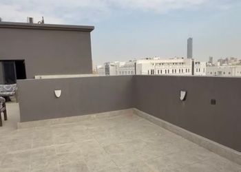 شقة بصالة وثلاث غرف نوم