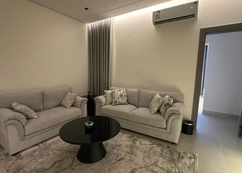 شقة بدخول ذاتي وغرفة نوم مريحة 