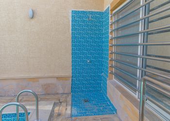 شاليه بصالة وجلسة خارجية بمسبح
