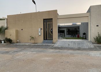 شاليه بمجلس مطل على المسبح 