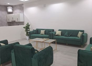 شاليه بجلسة تطل على مسبح خارجي 
