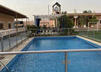 شاليه بجلسة تطل على مسبح خارجي 