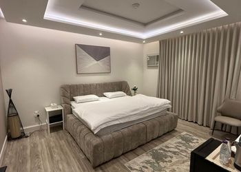 استديو بأثاث مريح وبسيط 