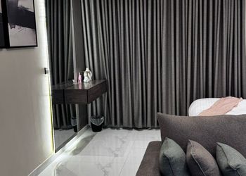 شقة بألوان مريحة وأثاث راقي