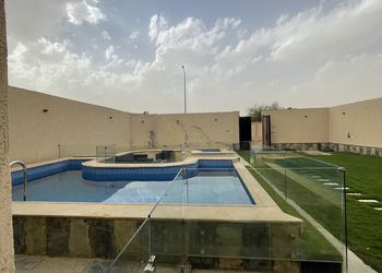 شاليه بجلسة تطل على مسبح خارجي 