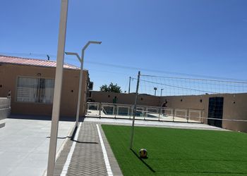 استراحة بمسطح اخضر وجلسه خارجيه