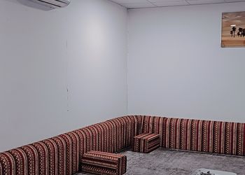 استراحة ببيت شعر ملكي وفناء خارجي