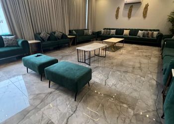 استراحة بألعاب أطفال ومسطح اخضر