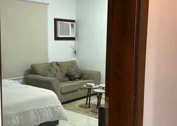 استديو بأثاث مريح وبسيط 