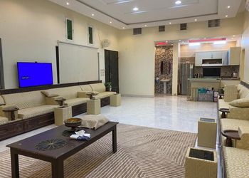 استراحة بمجلس واسع ومسطح اخضر 