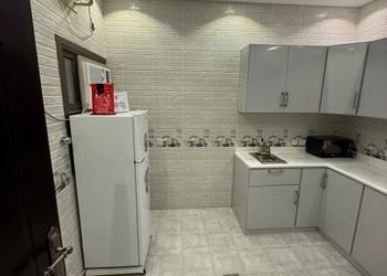 شقة بصالة وثلاث غرف نوم
