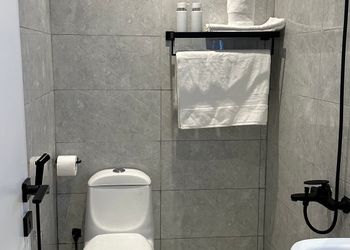 استديو بأثاث مريح وبسيط 