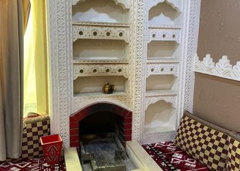 شاليه بمسطح اخضر وجلسة خارجية 