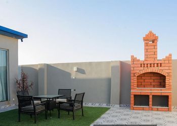 شاليه بجلسة تطل على مسبح داخلي 