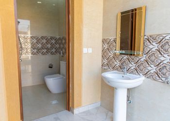 شاليه بمسطح اخضر ومسبح