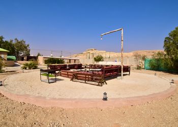 استراحة بجلسة خارجية ومسطح اخضر