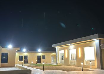 استراحة بمجلس وفناء خارجي 