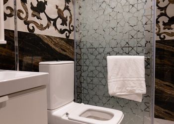 شقة بصالة وثلاث غرف نوم 