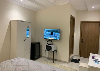 استديو بسرير ماستر وأثاث مريح 