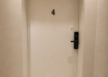استديو بأثاث مريح وبسيط 
