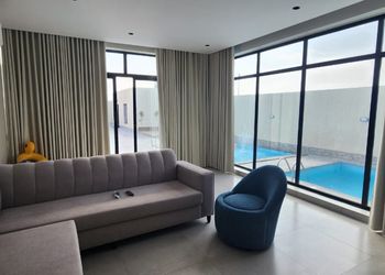 شاليه بغرفة نوم مطلة على المسبح