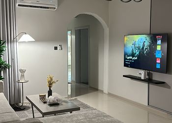 شقة بغرفة معيشة وغرفتين نوم 