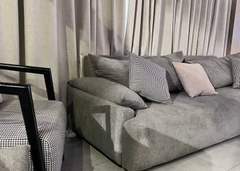 شاليه بجلسة تطل على مسبح خارجي 