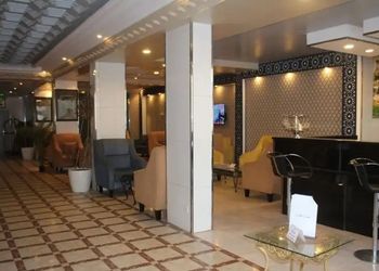 غرفة بسرير ماستر ودورة مياه