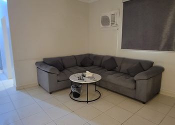استديو بأثاث مريح وبسيط 