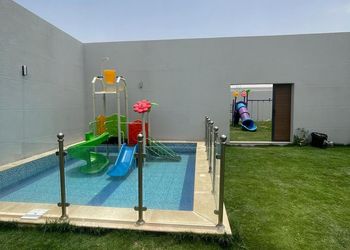 شاليه بمسطح اخضر وجلسة خارجية 