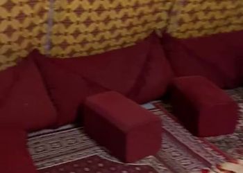 مخيم بألعاب أطفال وبيت شعر 