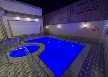 استراحة بمسبح خارجي ومجالس واسعة 