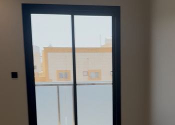 شقة بصالة أنيقة وثلاث غرف نوم