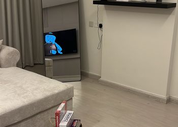 شقة بغرفة معيشة وغرفة نوم 