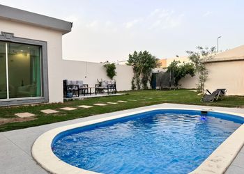 شاليه بمسطح اخضر وجلسة خارجية 