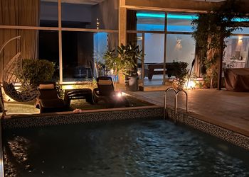 شاليه بجلسة تطل على مسبح خارجي 