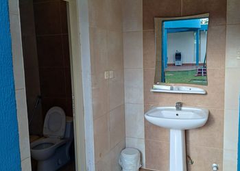شاليه بجلسة خارجيه ومسطح اخضر في قرطبه