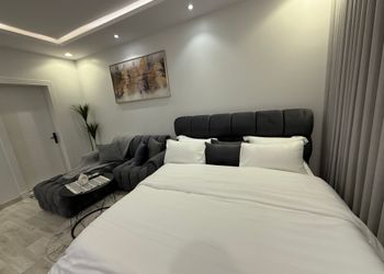 استديو بأثاث مريح وبسيط 