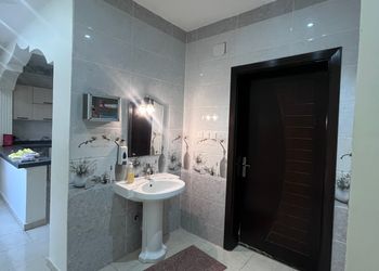 شاليه تصميم واسع ومسبح خارجي 