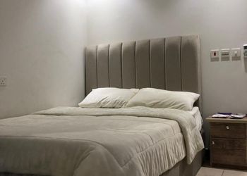 استديو بأثاث مريح وبسيط