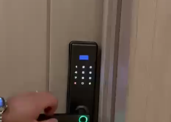 شقة بغرفة سينما وغرفة نوم 